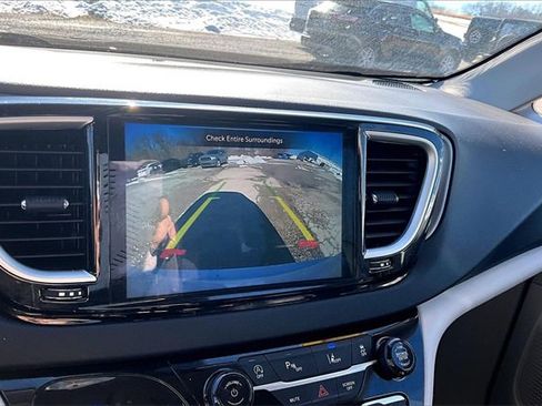 Used 2024 Chrysler Pacifica Touring-L image 21