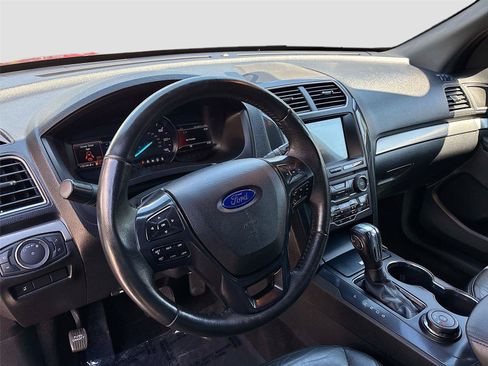 Used 2018 Ford Explorer XLT w/ Equipment Group 202A AWD/4WD image 9