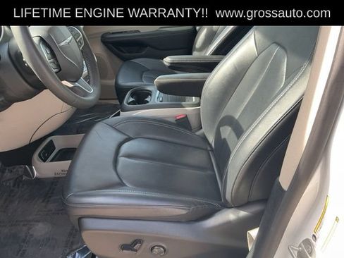 Used 2024 Chrysler Pacifica Touring-L FWD image 10