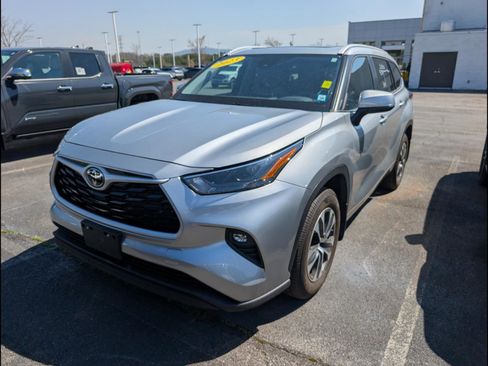 Used 2023 Toyota Highlander XLE image 3
