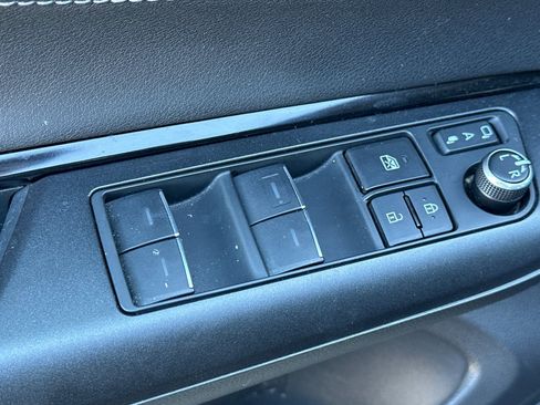 Used 2022 Toyota Venza LE image 12