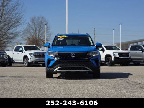 Used 2024 Volkswagen Taos SE image 2