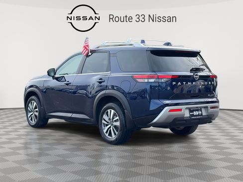 Used 2023 Nissan Pathfinder SL image 3