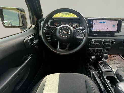 Used 2025 Jeep Gladiator Sport AWD/4WD image 16