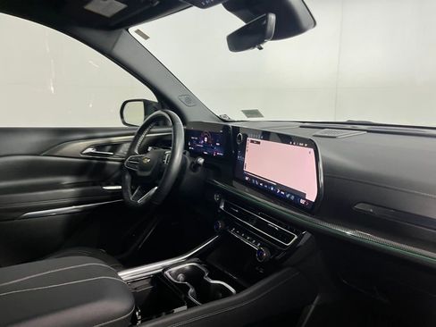 Used 2025 Chevrolet Traverse High Country FWD image 28