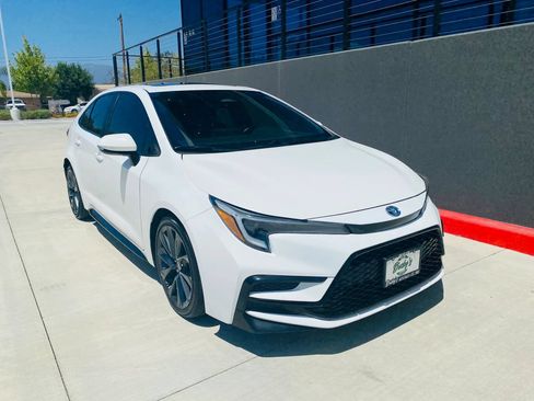Used 2023 Toyota Corolla SE w/ SE Package FWD image 3