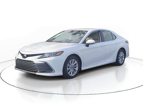 Used 2024 Toyota Camry LE image 3