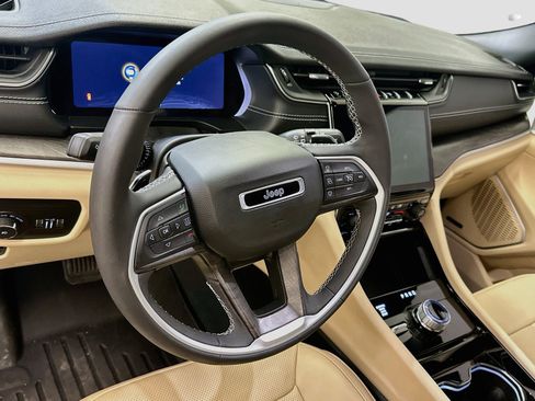 Used 2023 Jeep Grand Cherokee L Limited w/ Luxury Tech Group II AWD/4WD image 18
