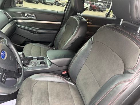 Used 2018 Ford Explorer XLT w/ Equipment Group 202A FWD image 14