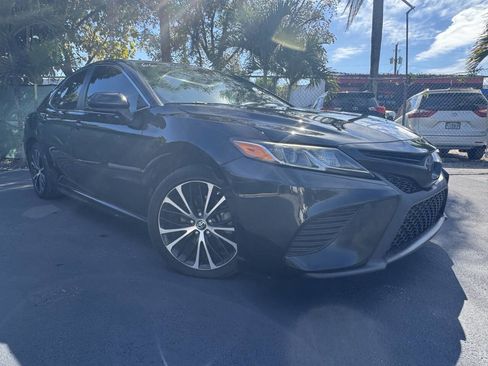 Used 2019 Toyota Camry SE image 3