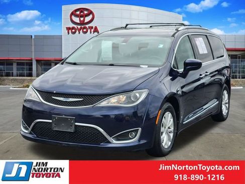 Used 2018 Chrysler Pacifica Touring-L FWD image 3