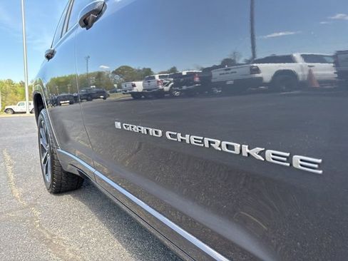 Used 2022 Jeep Grand Cherokee Overland w/ Luxury Tech Group IV AWD/4WD image 20