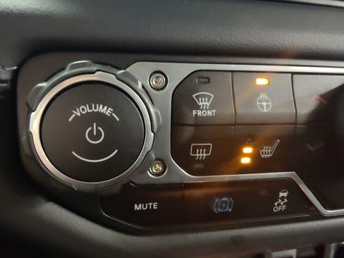 Used 2025 Jeep Wrangler Unlimited Rubicon 4xe w/ Convenience Group image 8