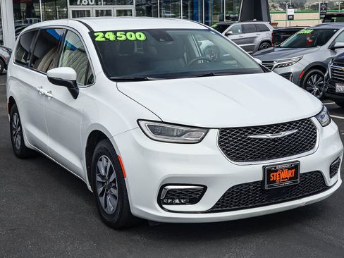 Used 2023 Chrysler Pacifica Touring-L FWD image 19