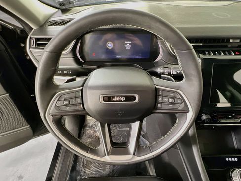 Used 2023 Jeep Grand Cherokee Laredo w/ Luxury Tech Group I AWD/4WD image 11