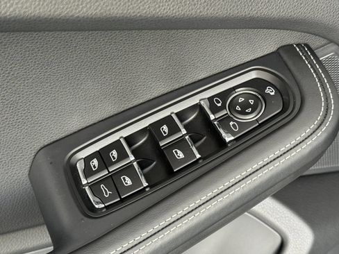Certified 2025 Porsche Macan AWD/4WD image 13