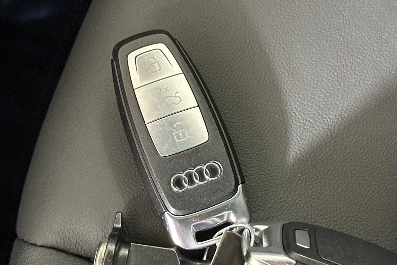 Used 2024 Audi Q4 e-tron Prestige AWD/4WD image 25