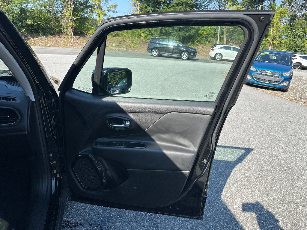 Used 2017 Jeep Renegade Altitude FWD image 21