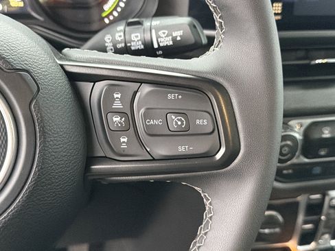 Used 2025 Jeep Wrangler Willys image 26