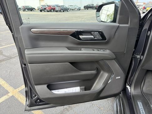 New 2026 Chevrolet Suburban LT image 10