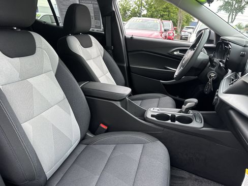 Used 2026 Chevrolet Trax LS w/ LS Convenience Package FWD image 13