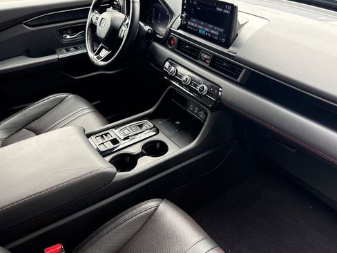 Certified 2025 Honda Pilot Black Edition image 17