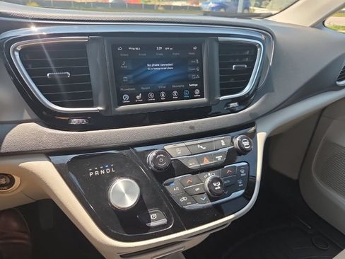 Used 2020 Chrysler Pacifica Touring-L FWD image 15