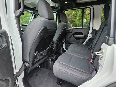 Used 2024 Jeep Wrangler Unlimited Rubicon AWD/4WD image 17