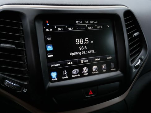 Used 2017 Jeep Cherokee Latitude w/ Cold Weather Group AWD/4WD image 32