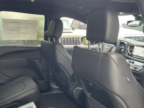 New 2026 Chrysler Pacifica Select image 20