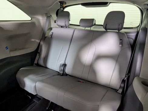 Used 2021 Toyota Sienna XLE FWD image 24