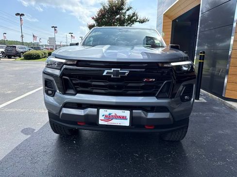 Used 2025 Chevrolet Colorado Z71 w/ Technology Package AWD/4WD image 3