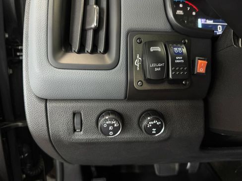 Used 2017 Chevrolet Colorado Z71 w/ Z71 Midnight Edition AWD/4WD image 18