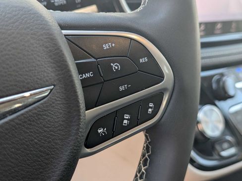 Used 2023 Chrysler Pacifica Touring-L AWD/4WD image 18