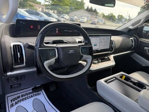Used 2025 Ford Expedition Max Platinum w/ Platinum Ultimate Package AWD/4WD image 3