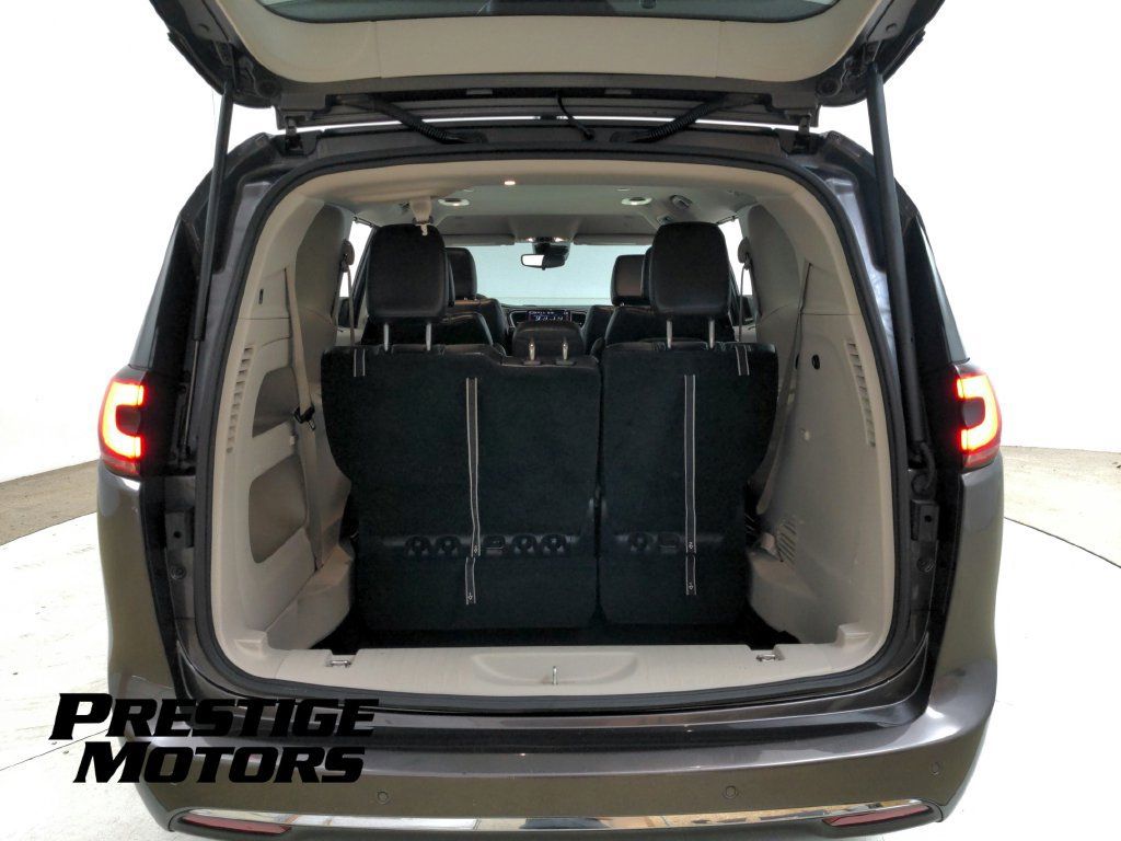Used 2023 Chrysler Pacifica Touring-L FWD image 27