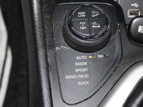 Used 2017 Jeep Cherokee Trailhawk w/ Comfort/Convenience Group image 39