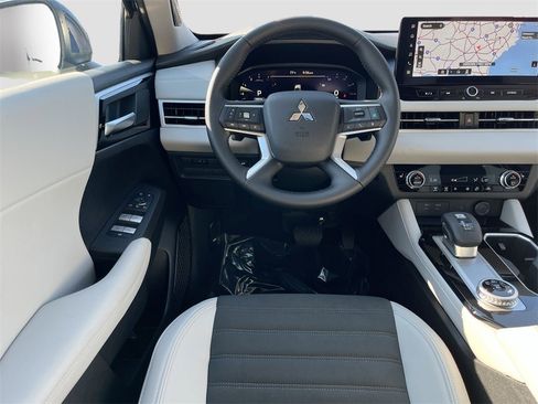 New 2025 Mitsubishi Outlander SE image 24