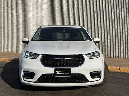 Used 2023 Chrysler Pacifica Touring-L w/ Uconnect Theater Family Group AWD/4WD image 7