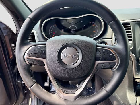 Used 2018 Jeep Grand Cherokee Laredo AWD/4WD image 11