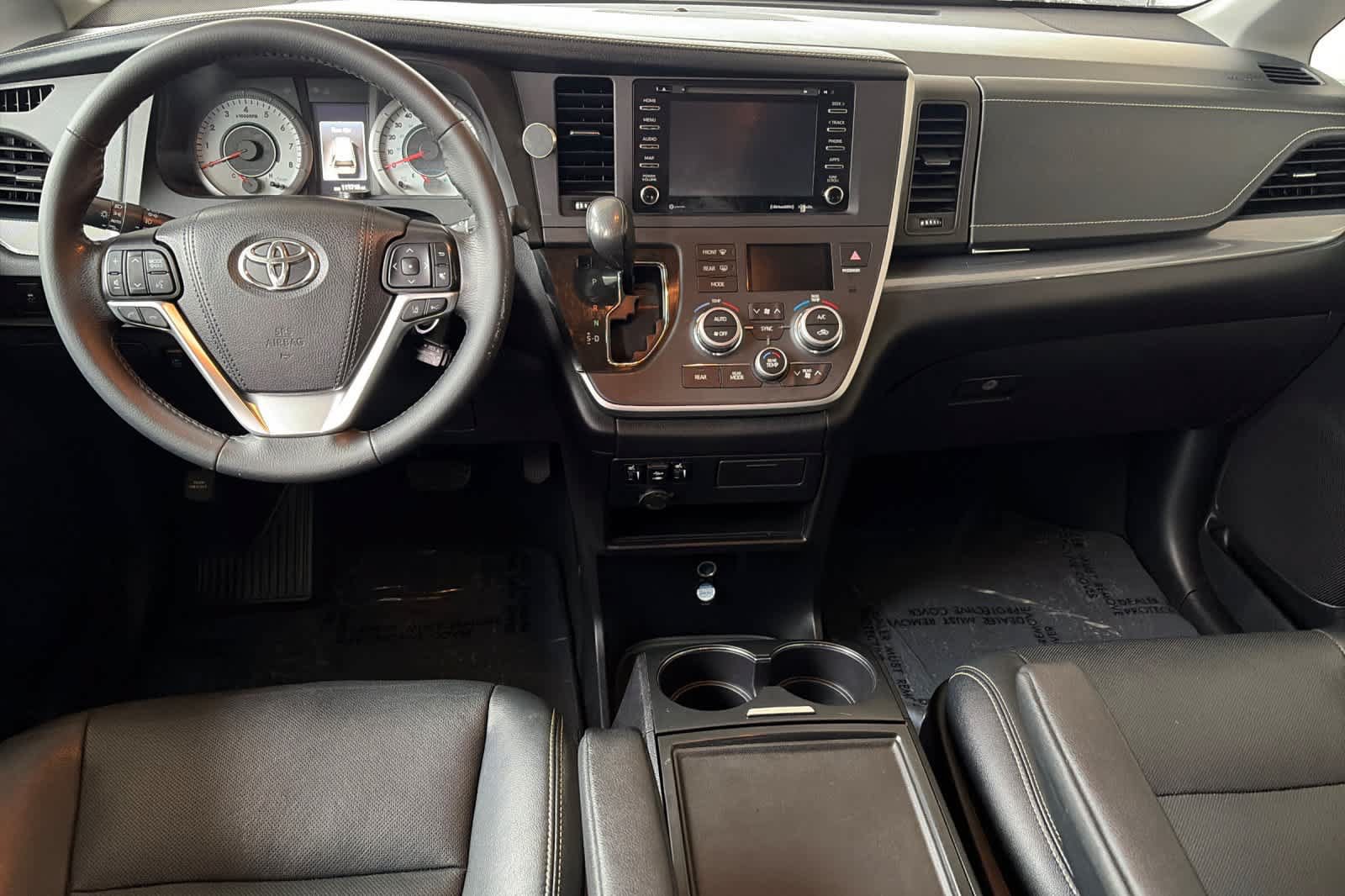 Used 2020 Toyota Sienna SE w/ Preferred Accessory Package FWD image 3
