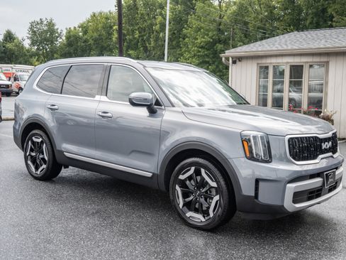 Used 2024 Kia Telluride EX w/ EX Captain's Chair Package image 4