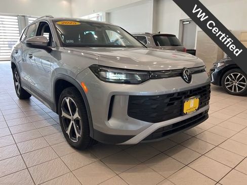 Certified 2025 Volkswagen Tiguan SE AWD/4WD image 1