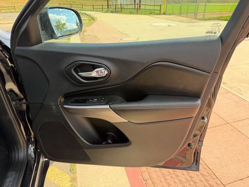 Used 2019 Jeep Cherokee Limited AWD/4WD image 28