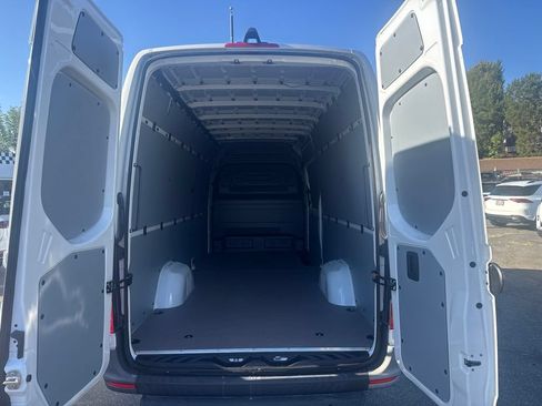 Used 2024 Mercedes-Benz eSprinter 170 Cargo image 7