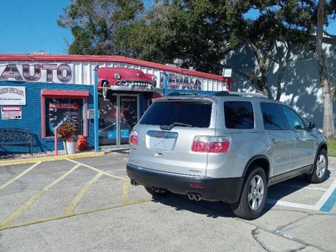 Used 2010 GMC Acadia SL w/ Preferred Package image 2
