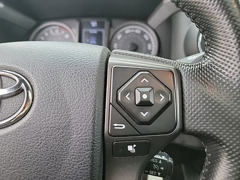 Used 2016 Toyota Tacoma TRD Sport image 16