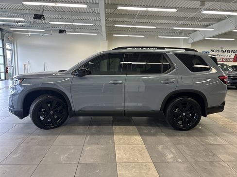 Used 2025 Honda Pilot Black Edition image 17