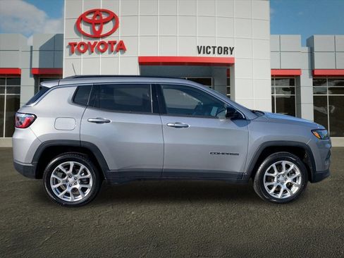 Used 2023 Jeep Compass Latitude AWD/4WD image 2