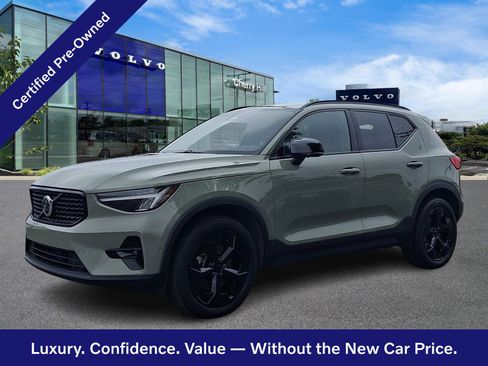 Certified 2025 Volvo XC40 B5 Plus AWD/4WD image 3